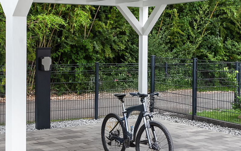 Carports für E-Bikes inklusive spezieller Unterstände und Ladestationen